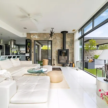 Prestigious With Just Steps From The Mediterranean * 생-젤리-뒤-페스크