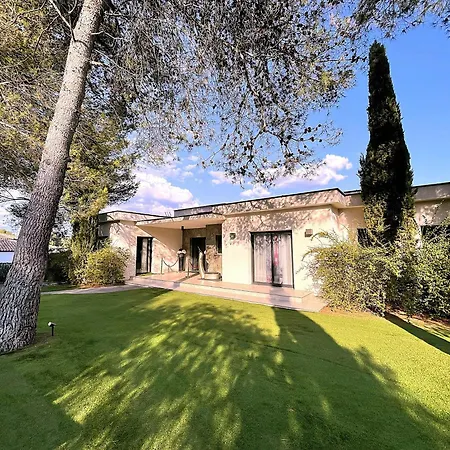 Prestigious With Just Steps From The Mediterranean Casa de Férias